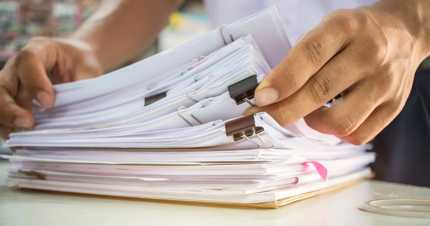 Mains d'homme tenant plusieurs documents, rapports Mains d'homme tenant plusieurs documents, rapports
